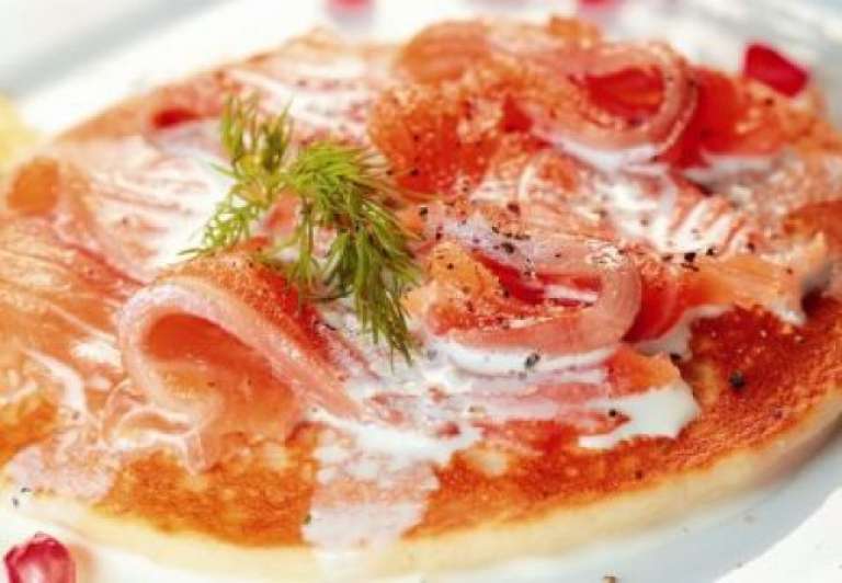 Blini s kislo smetano in lososom
