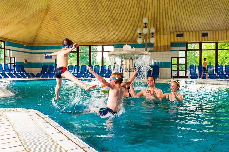Indoor-pools_Family-playing-in-the-pool