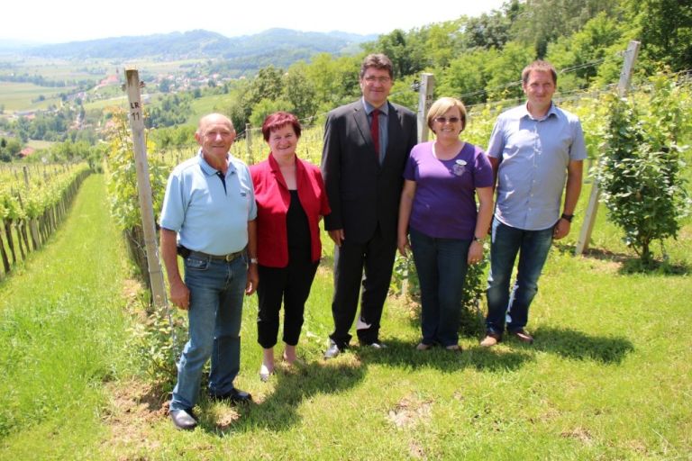 kmetica_leta_2015_lea_babi___z___upanom_ivanom_molanom__predsednico_zveze_kmetic_slovenije_iren...
