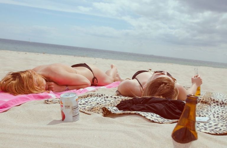 plaža pesek sončenje.jpg