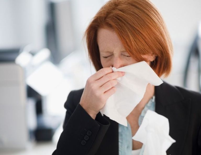 gripa prehlad ženska rdečelaska smrkanje.jpg