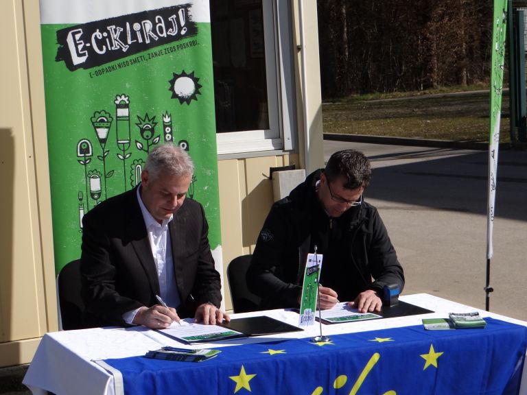 direktor_zeos_in_direktor_komunale_ko__evje_med_podpisom_listine.jpg