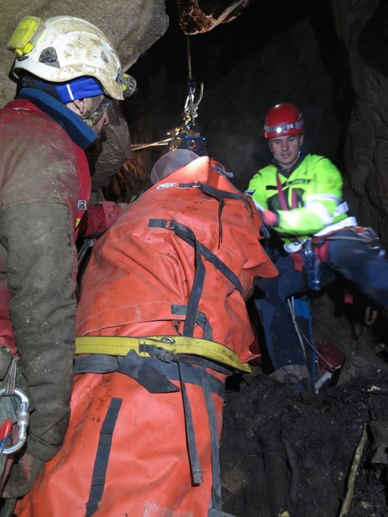 reševanje- jama_brezno pri cerkvi 2.jpg