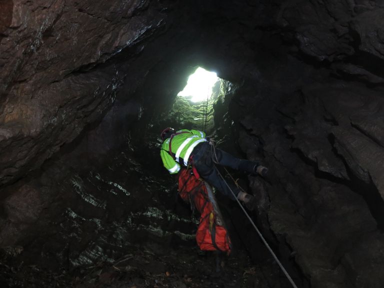 reševanje- jama_brezno pri cerkvi 5.jpg