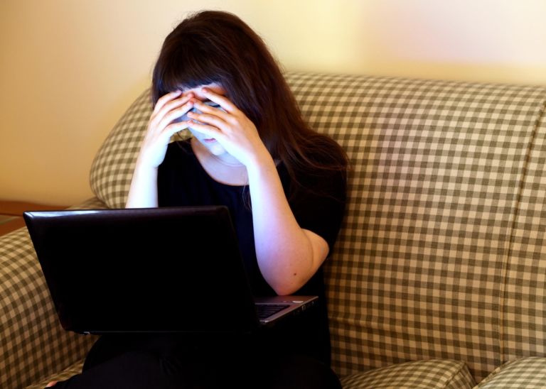 dekle, splet, nadlegovanje, bullying.jpg