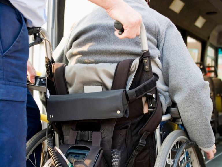 invalid, invalidski voziček, osebna asistenca