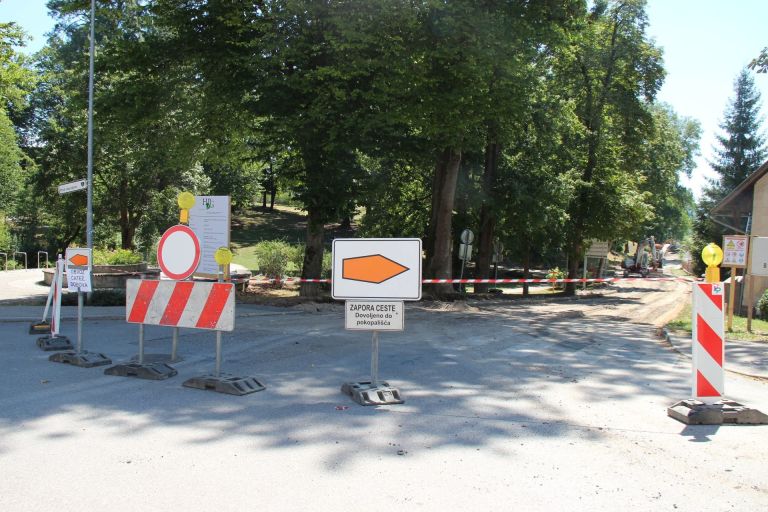 gradnja_plocnika_in_kolesarske_steze_ob_dobovski_cesti_v_brezicah_1.jpg