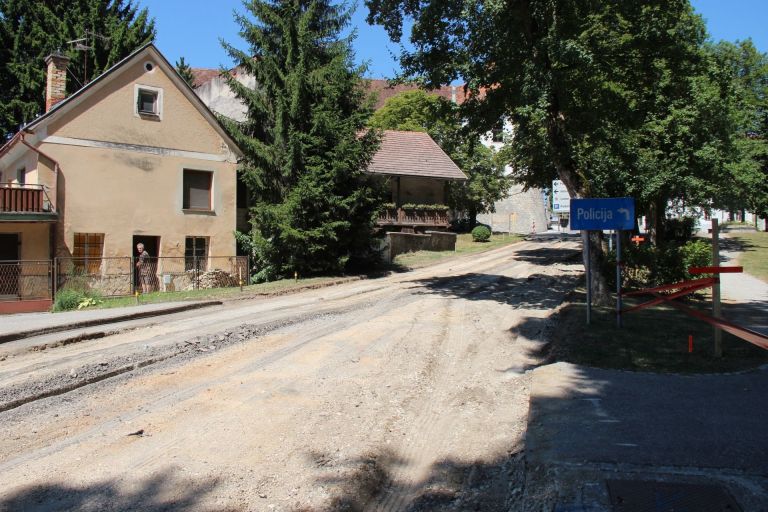 gradnja_plocnika_in_kolesarske_steze_ob_dobovski_cesti_v_brezicah_3.jpg