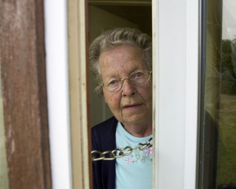 vrata, neznanec, obisk, starka, upokojenka