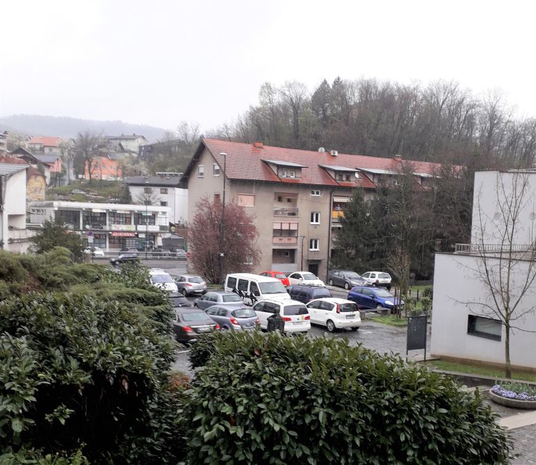 Delavski dom Trbovlje parking.jpg