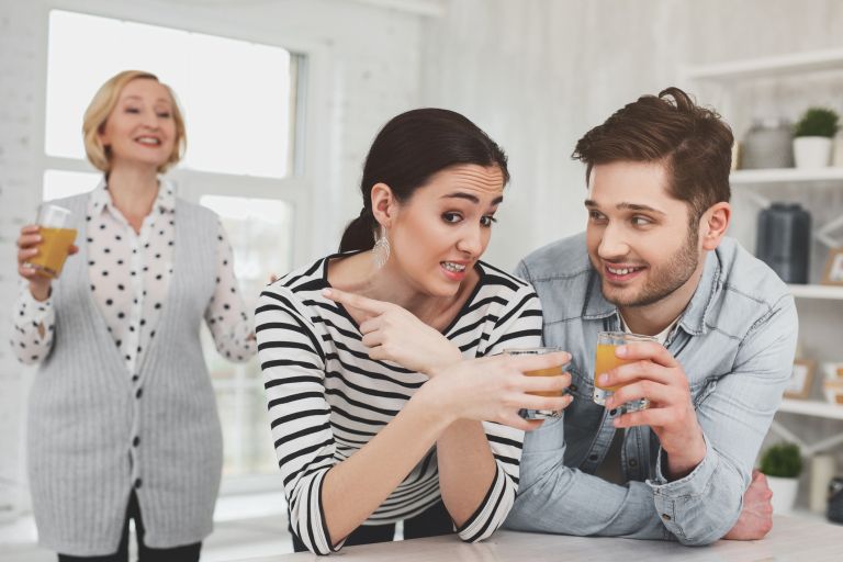 tašča, mamin sinko