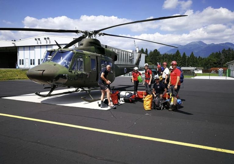 reševalci, na poti do pološke jame.jpg