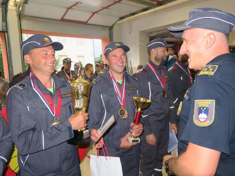 _zzzzzpokale_je_najbolljsima_v_kategoriji_clanov_podelil_podpoveljnik_gzs__klemen_repovz.jpg