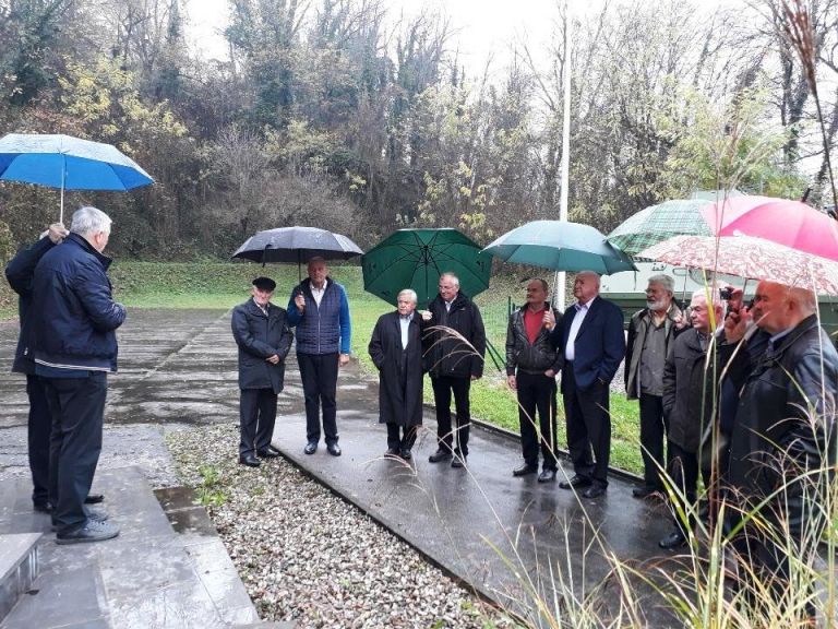 pri_spomeniku_poganci.jpg