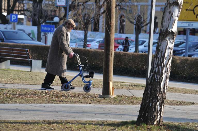 starost, upokojenci, zdravje, osamljenost