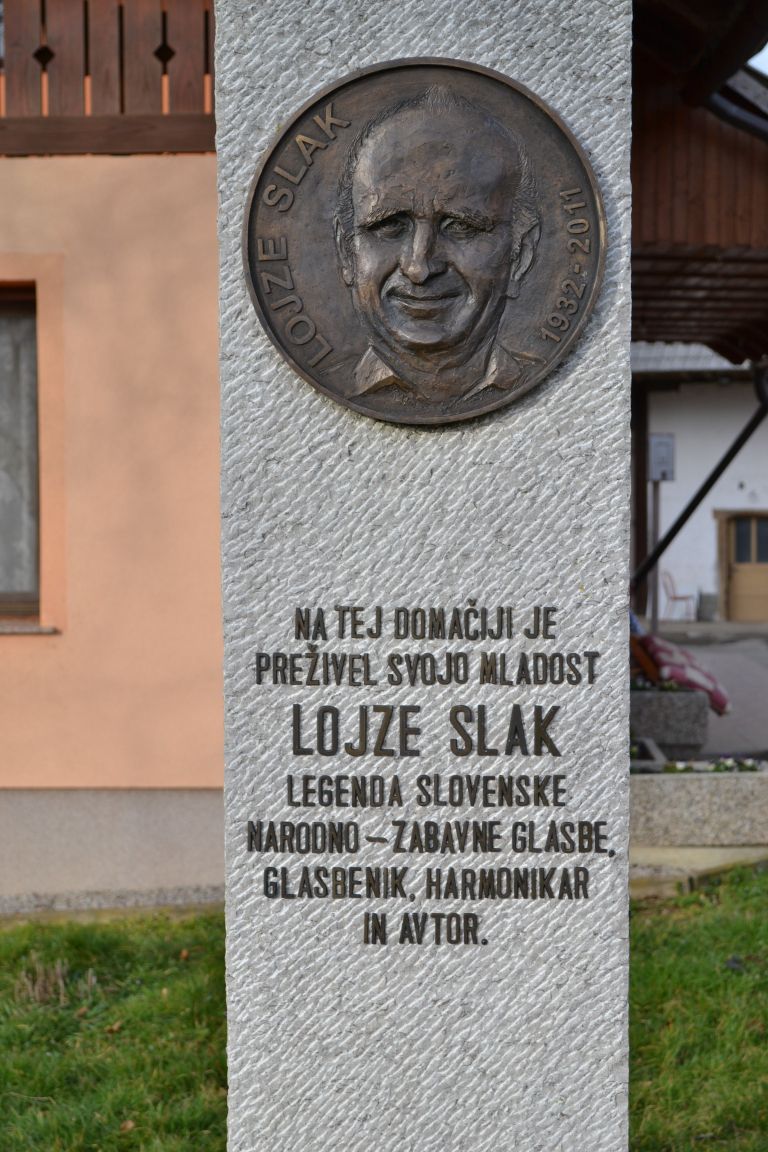 bronast_odlitek_na_stebru__pred_domacijo_lojzetove_mladosti.jpg