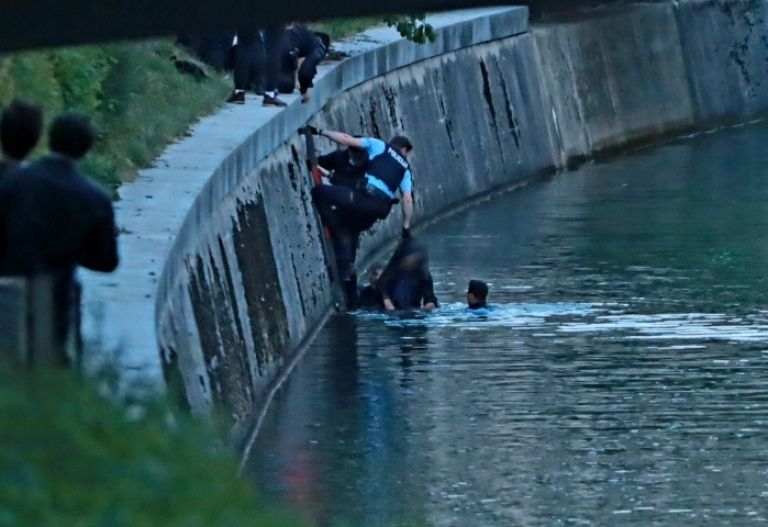 ljubljanica, reka, reševanje iz vode, reševanje iz reke, slovenska policija, slovenski policisti