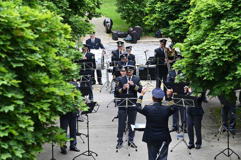 dom-starejših-rakičan, koronavirus, policijski-orkester