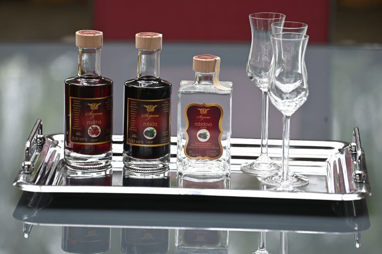 beznovci, sezona, brigitta-horvat-in-srečko-pravdič.maline, robide, žganje