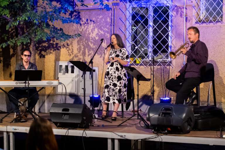 ana-bezjak, ana-bezjak-trio, skrito-dvorišče, soboško-poletje, koncert