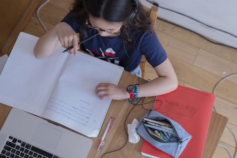 učenka, učenje, šola, deklica, koronavirus, koronašola, učenja na daljavo.jpg