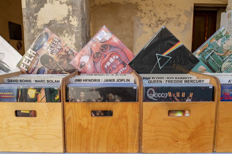 mikk, grajsko-dvorišče, sejem, sejem-vinilnih-plošč, mjuzikk