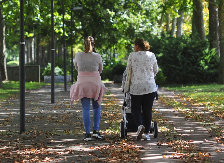 socialna distanca koronavirus sprehod otrok mama vozicek bobo.JPG