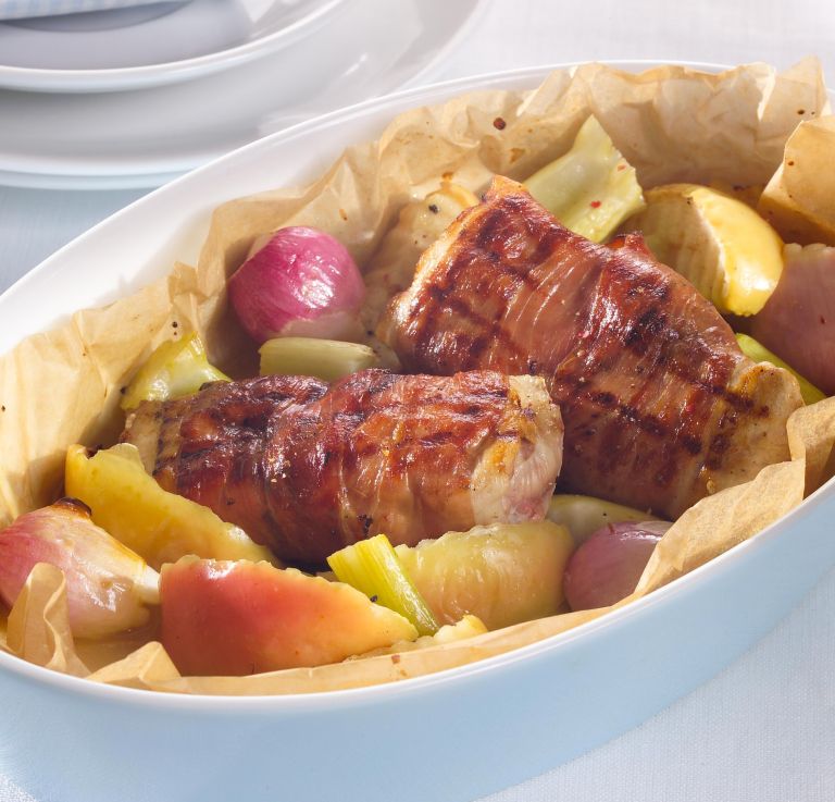 Piščančje prsi s pršutom, jabolki in šalotko.jpg