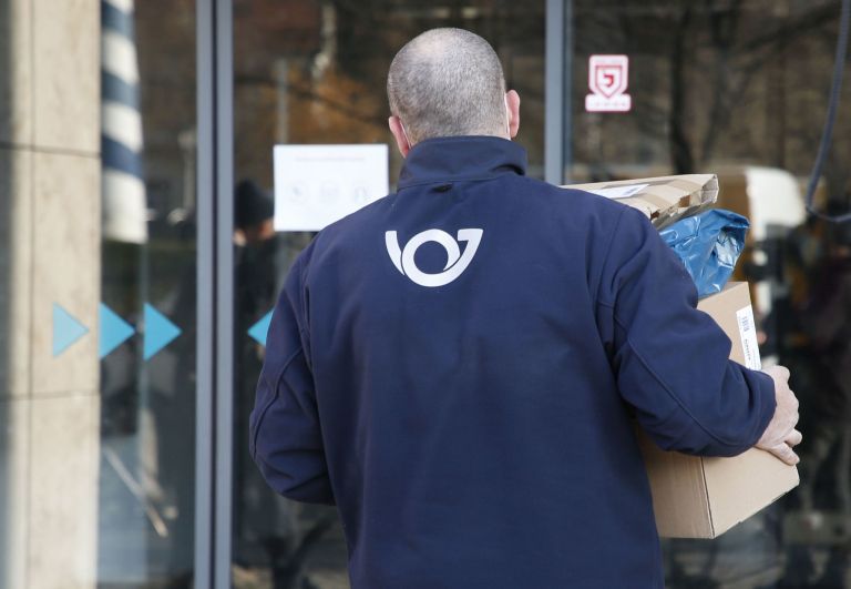 poštar, pošta, dostava, paket.JPG