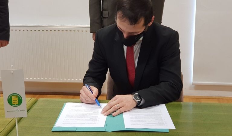 kz_trebnje___podpis_pripojitvene_pogodbe__stanko_tomsic__foto_lapego__2_.jpg