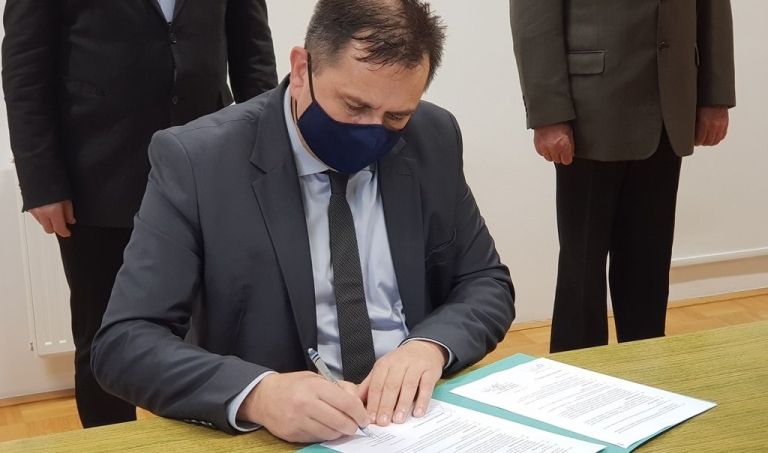 kz_trebnje___podpis_pripojitvene_pogodbe__anton_prus__foto_lapego__3_.jpg