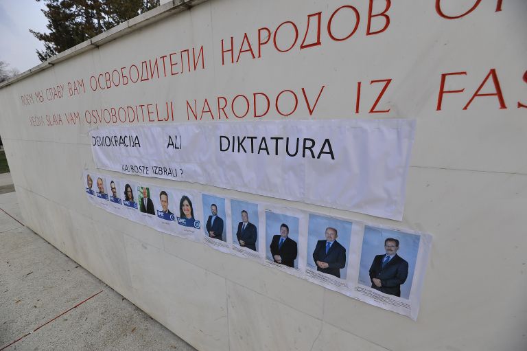 murska-sobota, plakati, demokracija-ali-diktatura
