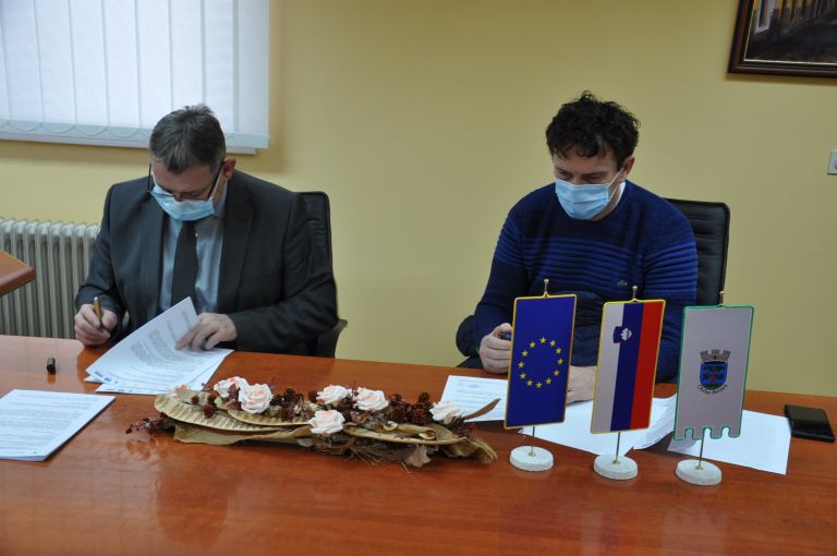 tonckov_dom_sevnica_podpis_pogodbe.jpg