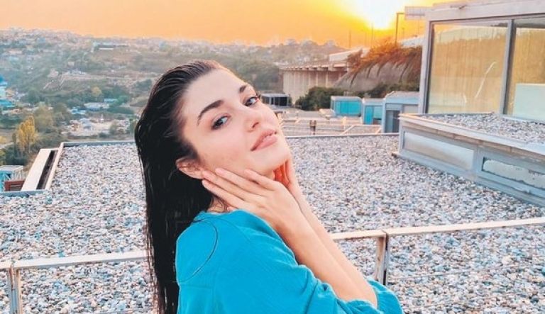 Hande Erçel ob stekleni vili.jpeg