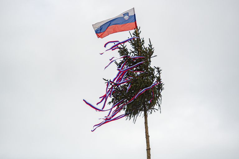 mlaj, postavljanje-mlaja, trg-zmage, murska-sobota