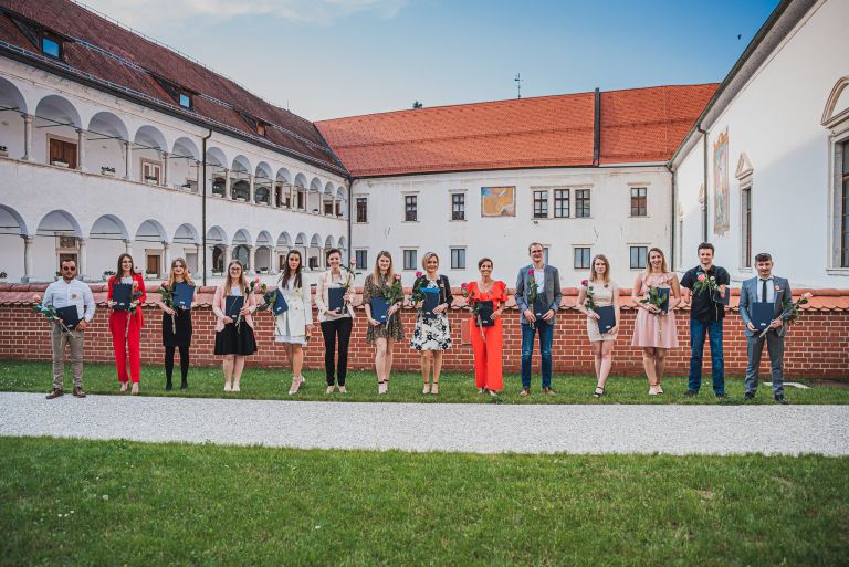 diplomanti_visokoolskega_strokovnega_tudijskega_programa_turizem_po_podelitvi.jpg