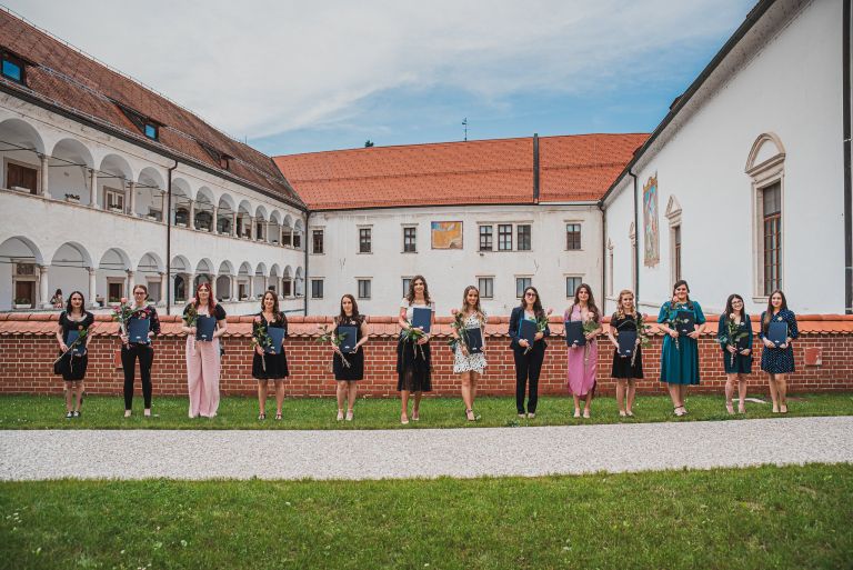 diplomanti_univerzitetnega_in_magistrskega_tudijskega_programa_turizem_po_podelitvi_.jpg
