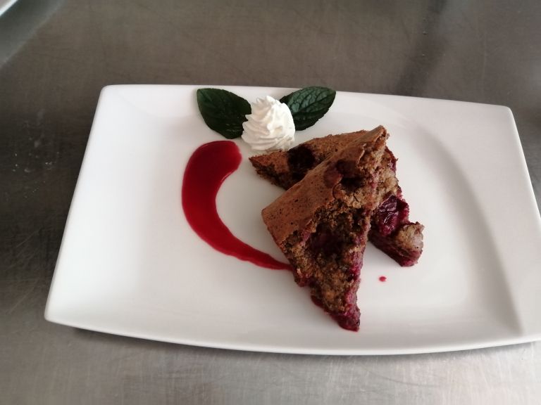 Ajdov biskvit z višnjami.jpg