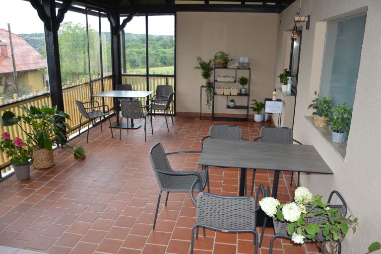 oštarija-pri-kapelici, andrejci, družina-bencak, maša-in-urška-bencak