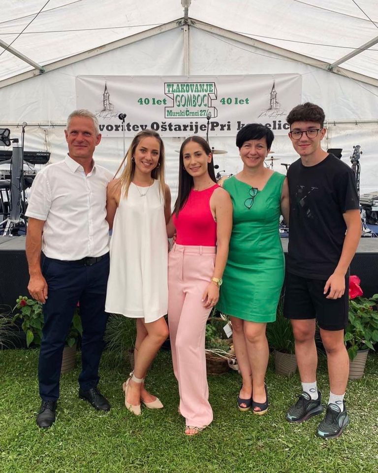 oštarija-pri-kapelici, andrejci, družina-bencak, maša-in-urška-bencak