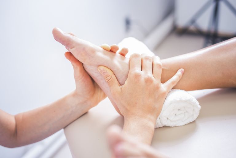 masaža, krči v nogah