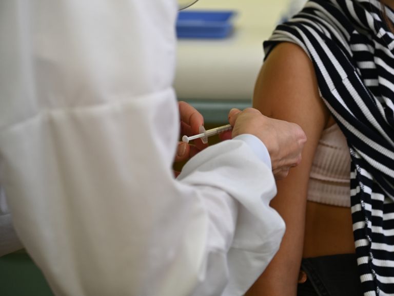 cepljenje, otroci, covid-19, cepivo, pediatrična-ambulanta, čakalnica, pfeizer, kartoteke, zdravnica