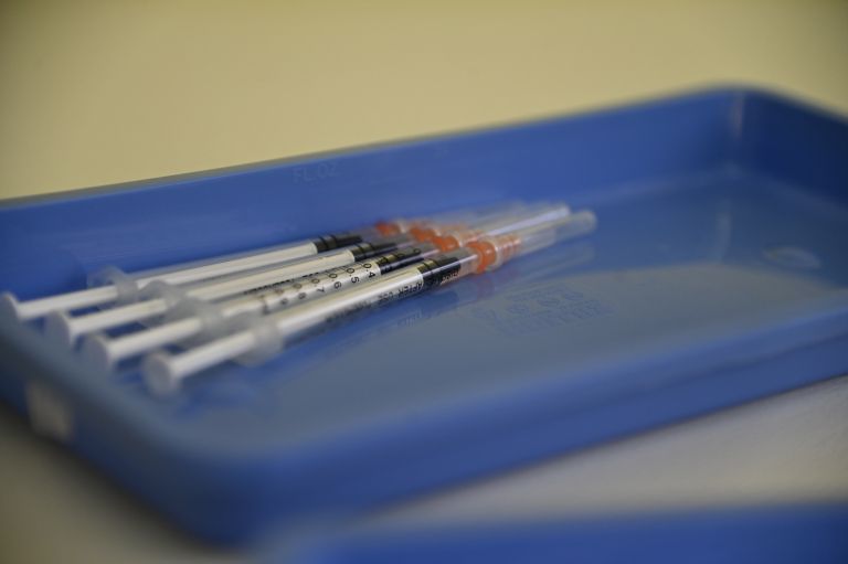 cepljenje, otroci, covid-19, cepivo, pediatrična-ambulanta, čakalnica, pfeizer, kartoteke, zdravnica