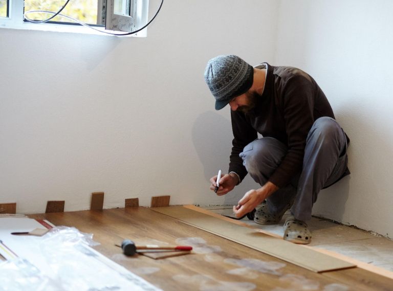 obrtnik, polaganje oblog, delavec.jpg