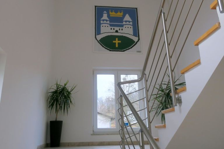 Občina Grad, grb, občinska zgradba