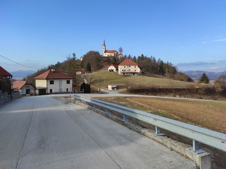 omt___gubceva_cesta_v_mokronogu__pogled_proti_zalostni_gori__18022022__foto_omt__2_.jpg