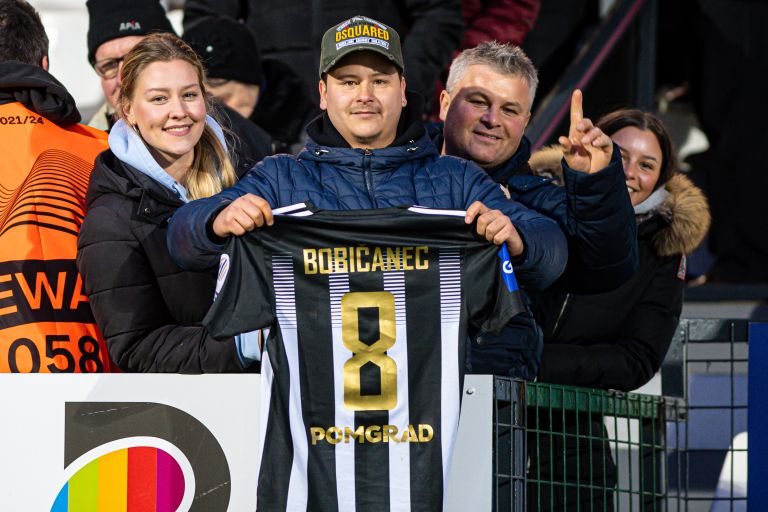 mura, koper, tribune, gledalci, navijači