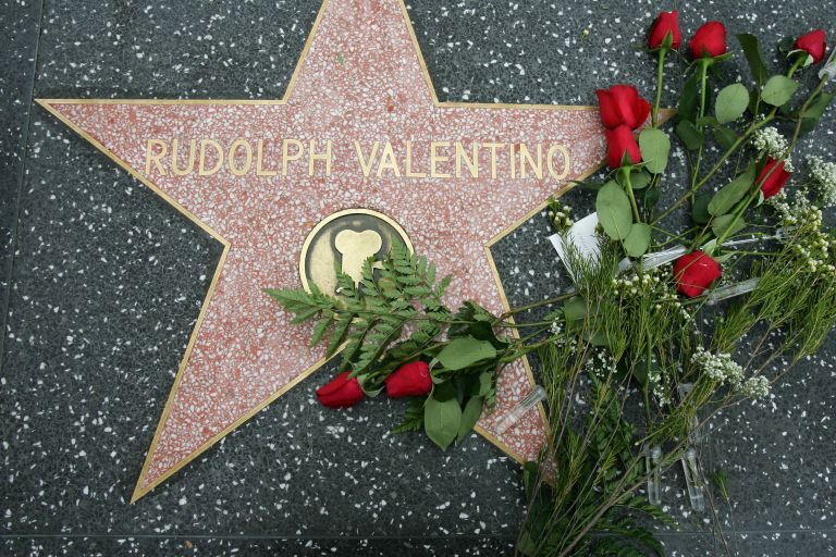 Rdeče vrtnice na Valentinovi zvezdi na hollywoodskem Pločniku slavnih dokazujejo, da zanimanje zanj