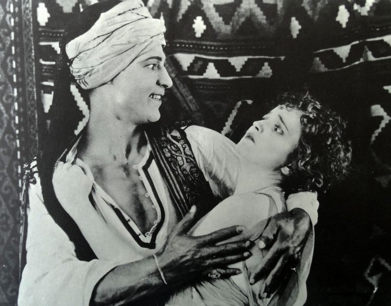 Rudolph Valentino in Agnes Ayres v filmu Šejk iz leta 1921, ki je igralcu prinesel mednarodno slavo.