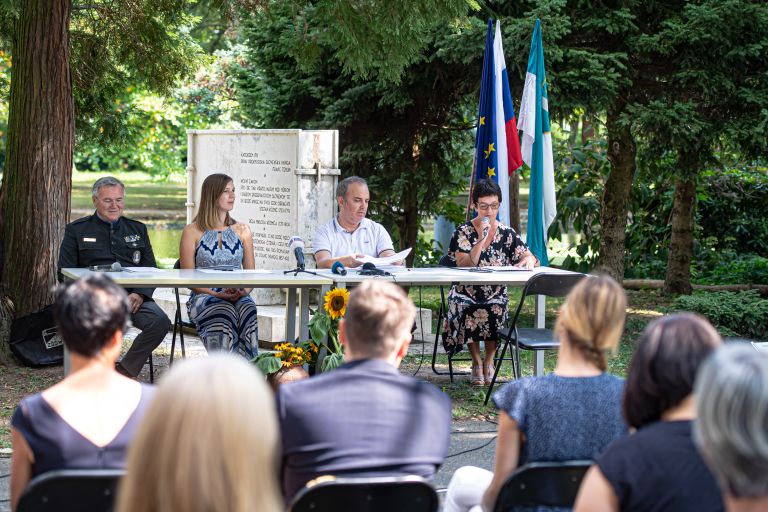 novinarska-konferenca, govoreča-knjiga